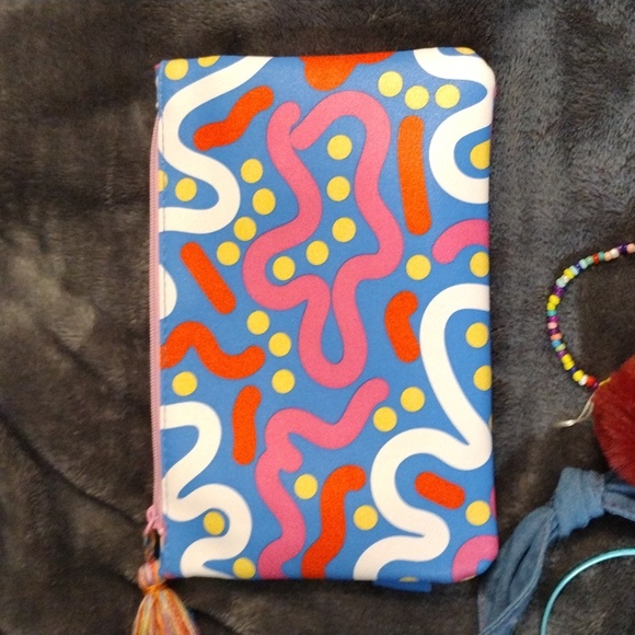 Small Multicolored Makeup Bag and Goodies - Picture 8 of 8